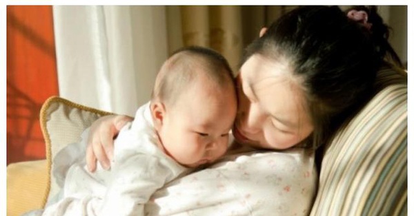 Nhờ bà trông con để đi làm lại nhưng bé ngày càng gầy mòn xanh xao, mẹ điếng người khi biết nguyên nhân do việc bà đã làm