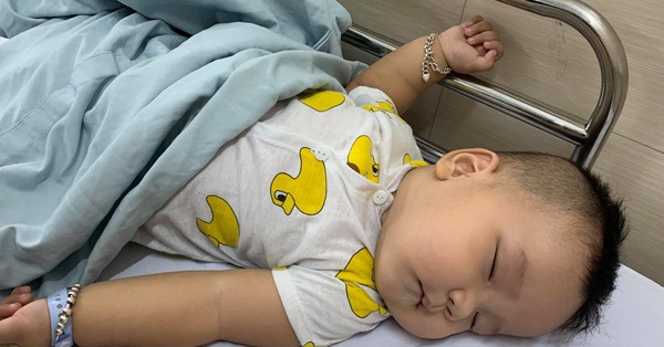Ngay sau khi được bố bế lên lắc lắc chơi đùa, bé trai bị nôn ói phải đi viện cấp cứu gấp vì lồng ruột