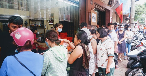 Đến hẹn lại lên: Người Hà Nội xếp hàng dài chờ mua bánh Trung thu Bảo Phương, người bán không kịp trở tay