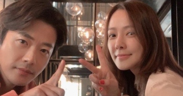 Vợ chồng tài tử Kwon Sang Woo kỷ niệm 12 năm chung sống, mặt mộc của cựu Á hậu Hàn Quốc gây sốt MXH vì vượt xa Kim Tae Hee