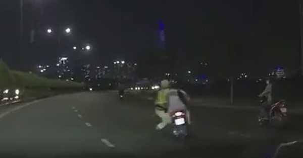 Clip: Nam thanh niên phóng như bay bất chấp CSGT đang bám xe máy để xử lý vi phạm