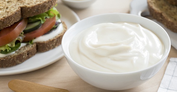 Sốt mayonnaise tự làm theo cách này ngon lạ, chỉ 5 phút là xong mà chay mặn đều dùng được
