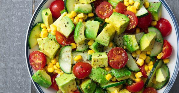 Sự kết hợp của các loại rau và bơ trong món salad giảm cân mang lại lợi ích gì cho sức khỏe?
