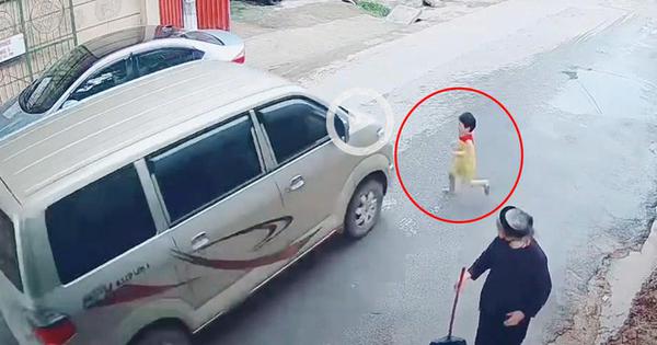 Bé trai lao ra đường suýt bị ô tô đâm trúng, soi camera an ninh bố mẹ chỉ còn biết tái mặt - Vimarsana News