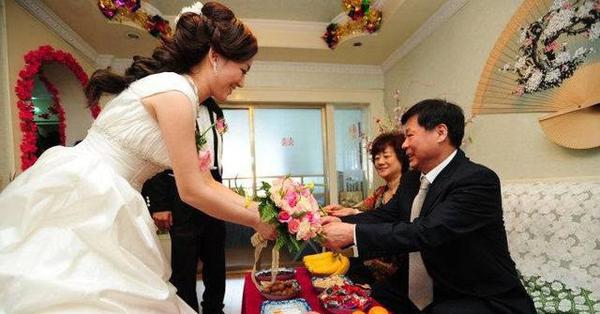 Về nhà, vợ hoảng hốt khi nghe tuyên bố của chồng và bố chồng - Vimarsana News