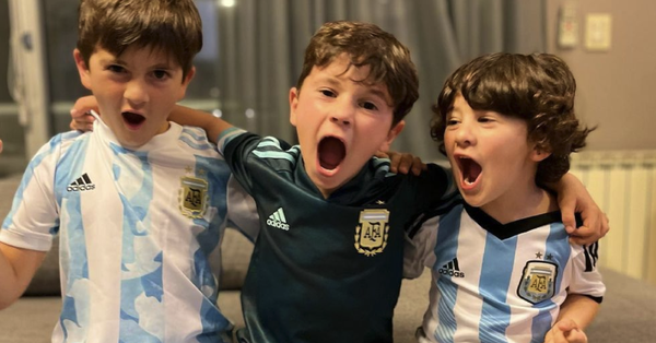 3 con trai của Lionel Messi có hành động siêu dễ thương mừng bố vô địch