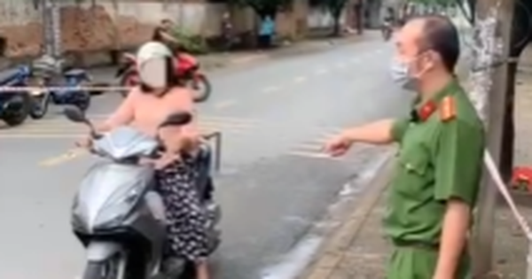 Không đeo khẩu trang, người phụ nữ đòi phi xe máy qua để thông chốt, miệng liên tục gào hét - Vimarsana News