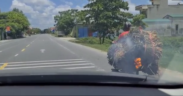 Đang chở hàng, người đàn ông đi xe máy không hề biết điều khủng khiếp đang xảy ra sau lưng mình - Vimarsana News
