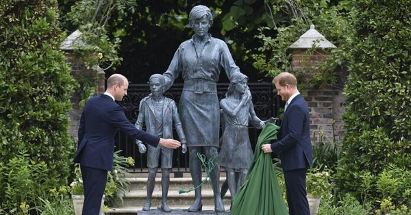 Khoảnh khắc đặc biệt giữa Hoàng tử William và Harry "gây sốt MXH", dù thế nào họ vẫn là anh em một nhà - Vimarsana News