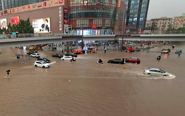 "Xin cứu chúng tôi": Khoảnh khắc cận kề cái chết theo lời kể của hành khách trên con tàu điện ngầm chìm trong trận lũ "ngàn năm có một" ở Trung Quốc - Vimarsana News