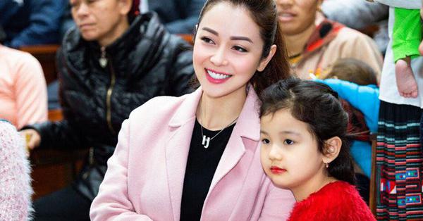 Con gái Jennifer Phạm càng lúi húi làm 1 việc bên mẹ mà dân tình khen nức nở - Vimarsana News