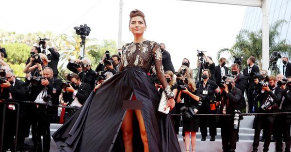 Cannes: Sốc với màn hở bạo của cô đào người Mỹ để ngực trần, phô diễn thân dưới không nội y - Vimarsana News
