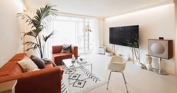 The renovated 89m old apartment is comfortable to look at and has a play space for 7 cats
