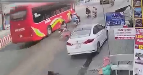 3 motorbikes fell in a row, the couple almost ran under the passenger’s wheel, the camera revealed the mistake