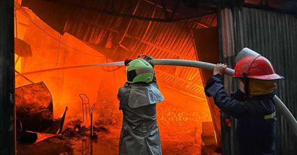 Burned nearly 300m2 of the factory in Hoang Mai district, Hanoi