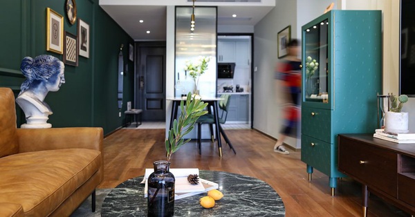 The apartment maximizes space thanks to color