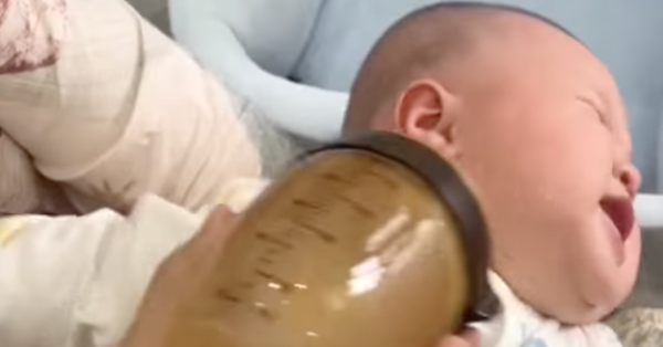 Young mother “wrestles” for her son to stay calm, baby bounces and makes milk splash