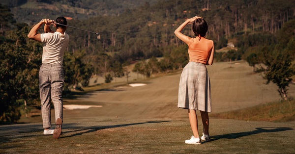 The Sisters Association digs up the love views of famous couples from luxurious golf course check-in to real life