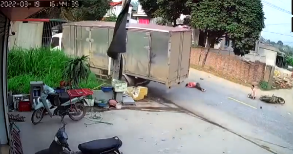 3 people lying under the wheel of a truck, the terrifying moment captured by the camera left everyone in awe