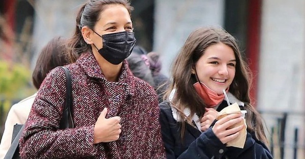 Appearing with her mother, Suri Cruise again attracted attention thanks to the standard beauty of “Hollywood princess”