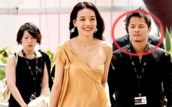“Bad girl” Shu Qi wears a “dangerous” skirt to what extent that the bodyguards have to stare?