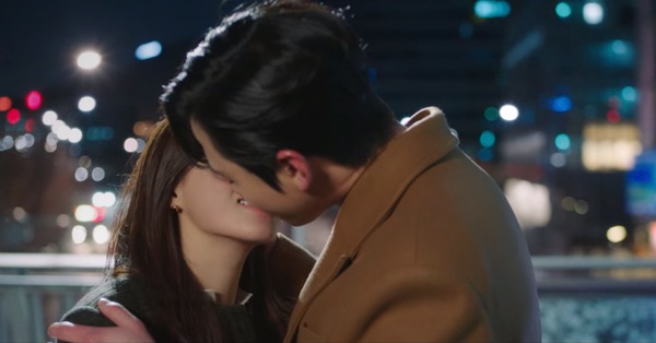 Wiping her hands after the kiss, Ha Ri got jealous when Tae Moo went to see his eyes
