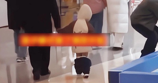 Grandpa took his grandson with his pants down to the mall, netizens blamed his parents