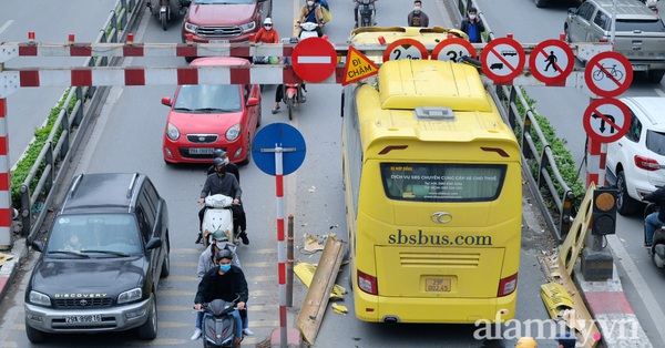 The bus driver crashed into a limit limiting the height of the Tay Son overpass