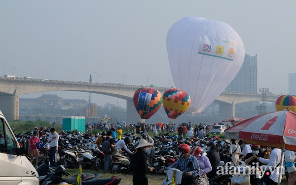 Red River beach is full of people attending the hot air balloon festival