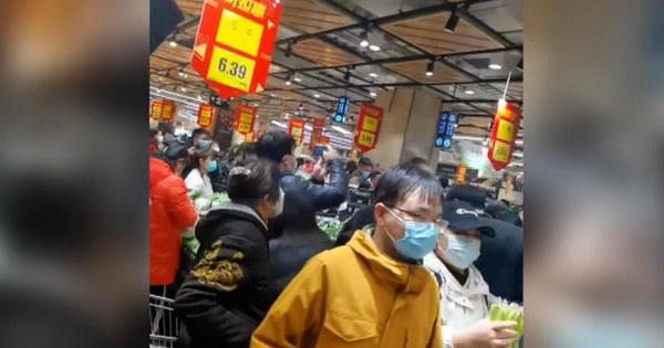 The crowd was chaotic, fighting in the supermarket, some people stayed up all night to buy groceries