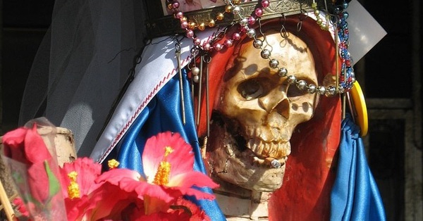 The image of a skeleton decorated with flowers is surprisingly a symbol of hope