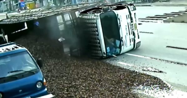 The truck flipped in horror, the camera “peeled” 3 seconds before the accident causing extreme frustration