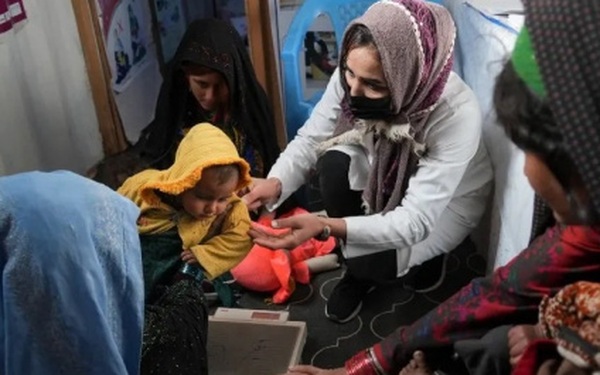 Poor Afghans sell children and body parts due to economic crisis