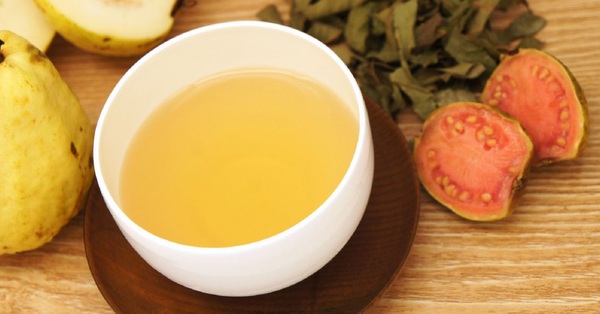Guava leaf juice mixed with honey helps lower blood pressure and clean blood vessels
