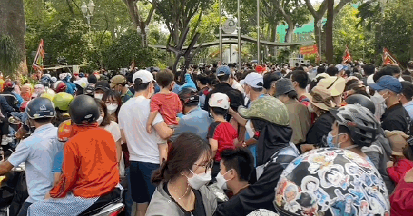 This morning, Saigon people jostled each other to go to the Zoo and Botanical Garden to celebrate the Hung Kings Ancestor’s death anniversary, anyone at home can breathe a sigh of relief!