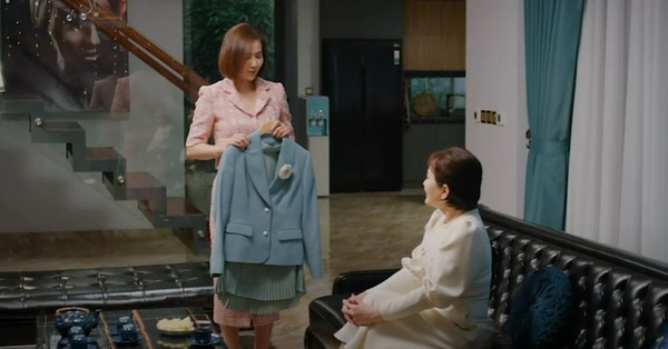 Mrs. Nhung despises Trang’s cheap clothes, disparaging Mrs. Nga