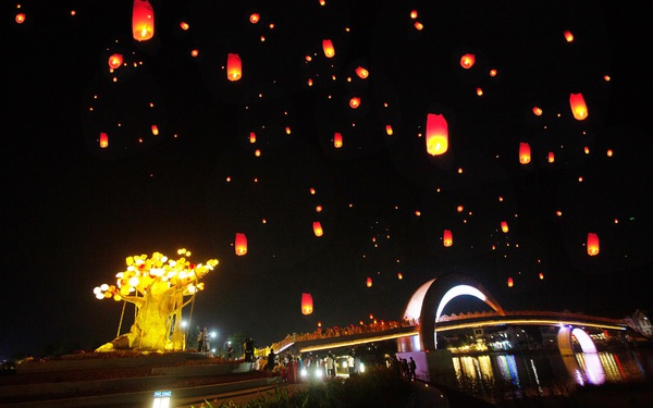 Impressive night of the festival Release the light at Hoi An Memories Island