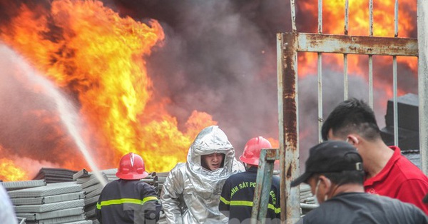 Big fire in Binh Dinh, fire and smoke rising hundreds of meters