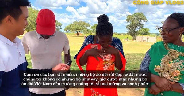 Team Quang Linh Vlogs brought Ao Dai to Africa, touched by the sharing of teachers when wearing Vietnam’s national costume