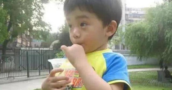 The grandson took the milk tea cup from the customer’s hand, the grandmother defended it, the girl taught a life lesson