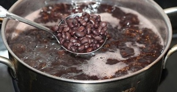 Black beans are cooked with 2 things to help increase collagen, prevent aging, and live long