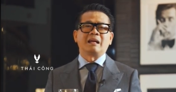 Designer Thai Cong uses a glass of orange juice to “slash” those who often comment and evaluate negatively about him after a series of sharing luxury experiences.