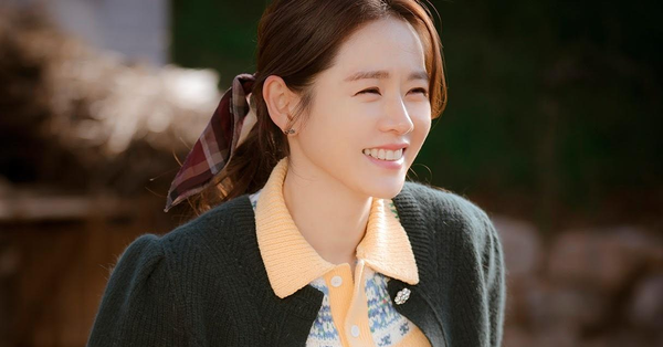 Shame on the “unlucky” young man who was clearly “signed” by Son Ye Jin