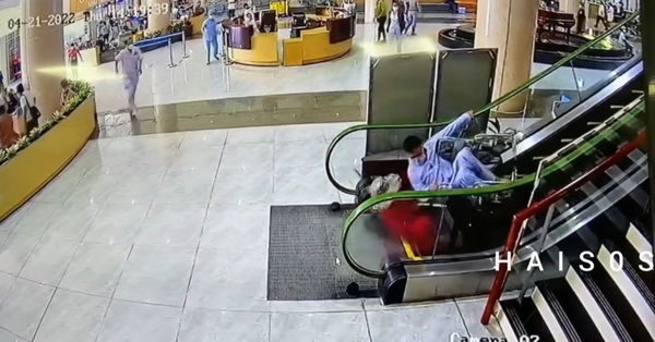 Man in wheelchair slides escalator, heart-stopping moment haunts everyone