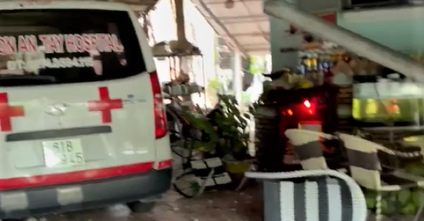 Clip of the ambulance crashing into a house, one person collapsed on the spot, the scene was dilapidated and devastated