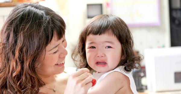 4 reasons why babies cry when meeting strangers mothers need to know
