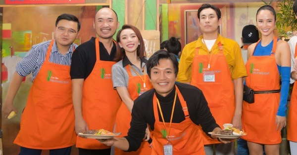 Stars of Super Easy Job sell real rice, Thu Trang announced that the movie will continue to show early to serve the audience