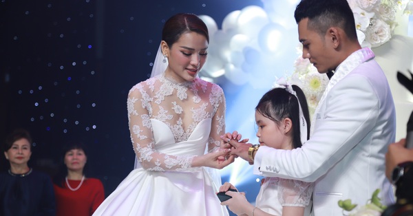 Phuong Trinh Jolie revealed her stepdaughter for the first time on her wedding day