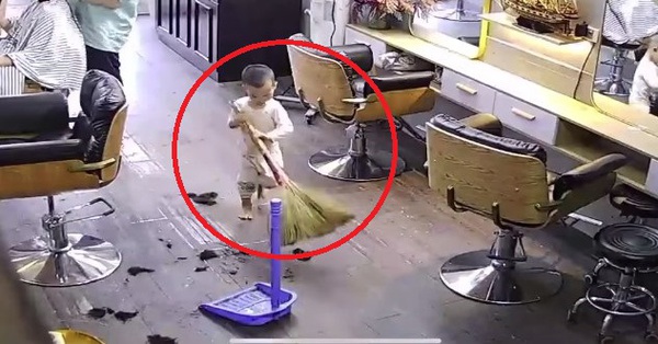 3-year-old boy sweeping the house makes everyone admire: Like an adult