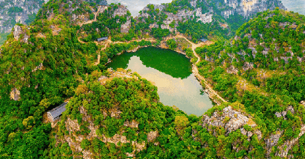 Unique “sky lake” in Guangxi with 8 fairy mountains surrounded